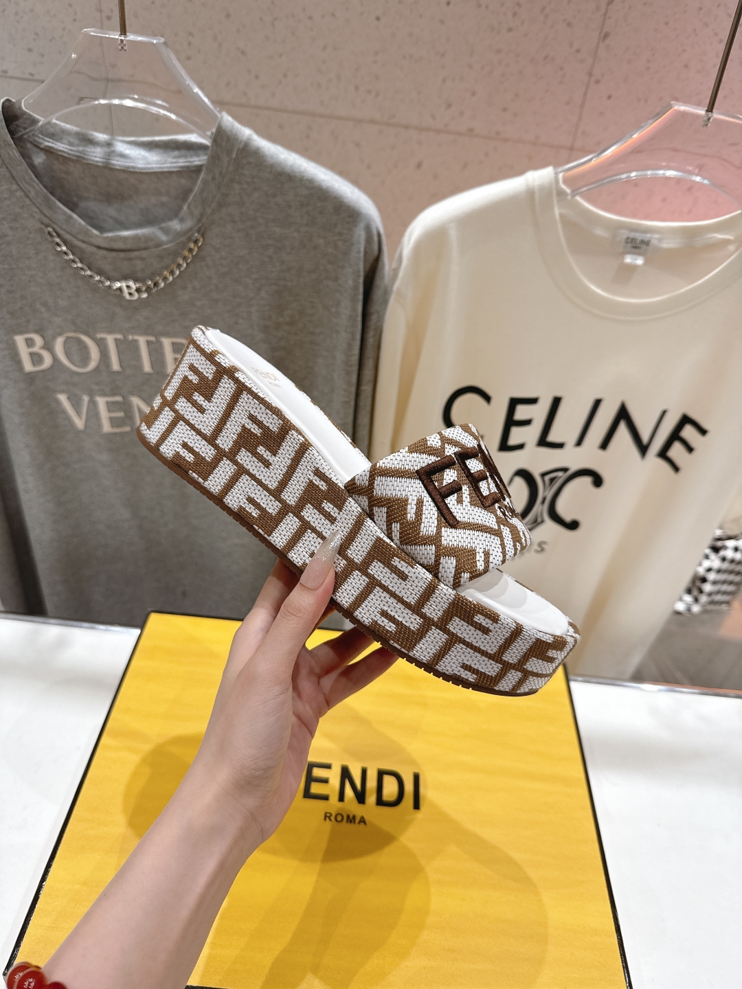 高版本出厂
 Fendi*芬迪全新力作来袭！经典爆款的坡跟懒人拖鞋，拥有顶级品质，乃是跑量爆款！请认准咱