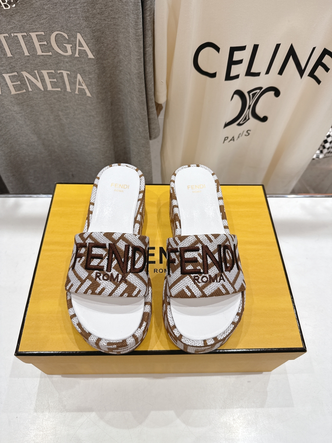 高版本出厂
 Fendi*芬迪全新力作来袭！经典爆款的坡跟懒人拖鞋，拥有顶级品质，乃是跑量爆款！请认准咱