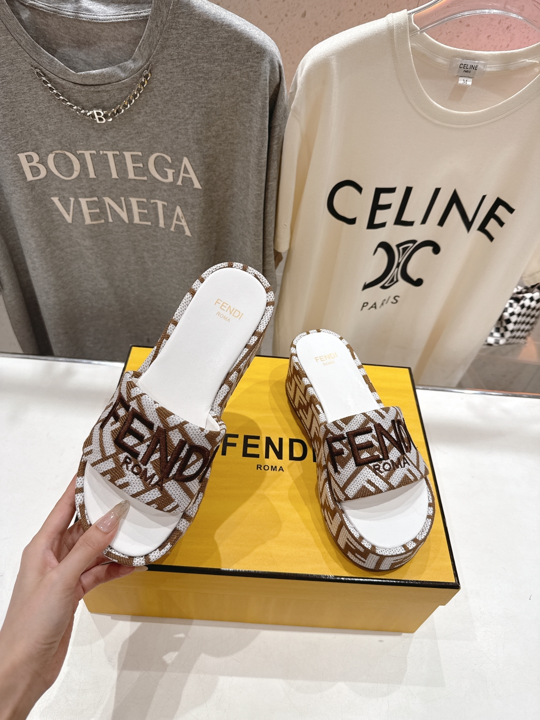 高版本出厂
 Fendi*芬迪全新力作来袭！经典爆款的坡跟懒人拖鞋，拥有顶级品质，乃是跑量爆款！请认准咱
