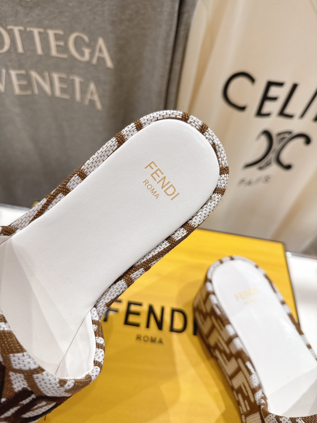 高版本出厂
 Fendi*芬迪全新力作来袭！经典爆款的坡跟懒人拖鞋，拥有顶级品质，乃是跑量爆款！请认准咱