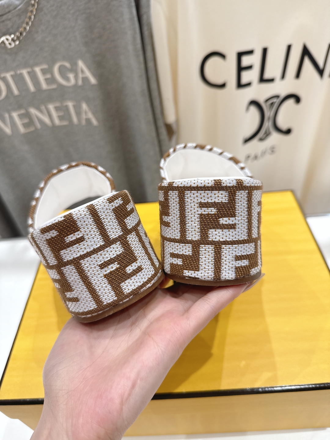高版本出厂
 Fendi*芬迪全新力作来袭！经典爆款的坡跟懒人拖鞋，拥有顶级品质，乃是跑量爆款！请认准咱
