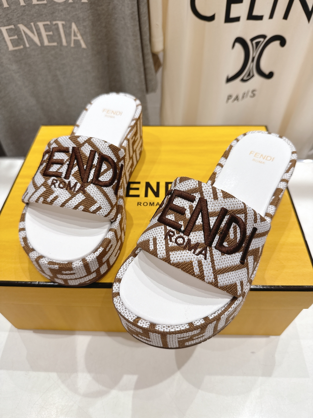 高版本出厂
 Fendi*芬迪全新力作来袭！经典爆款的坡跟懒人拖鞋，拥有顶级品质，乃是跑量爆款！请认准咱