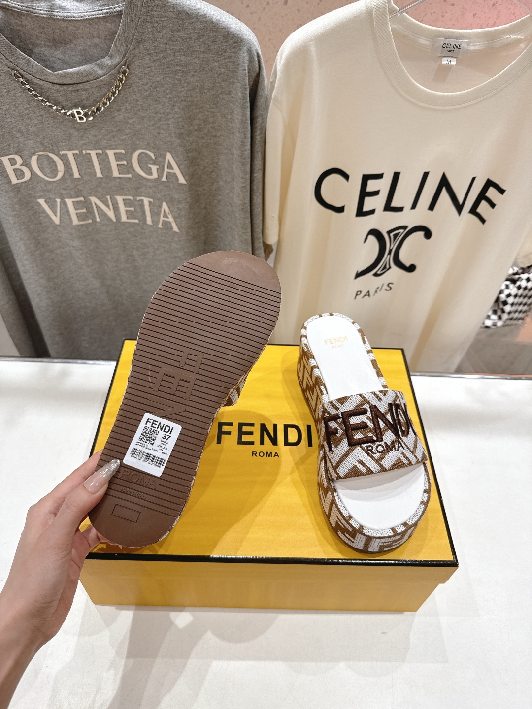 高版本出厂
 Fendi*芬迪全新力作来袭！经典爆款的坡跟懒人拖鞋，拥有顶级品质，乃是跑量爆款！请认准咱
