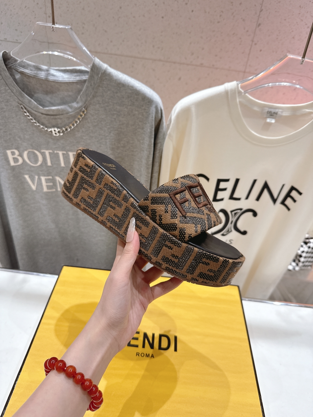 高版本出厂
 Fendi*芬迪全新力作来袭！经典爆款的坡跟懒人拖鞋，拥有顶级品质，乃是跑量爆款！请认准咱
