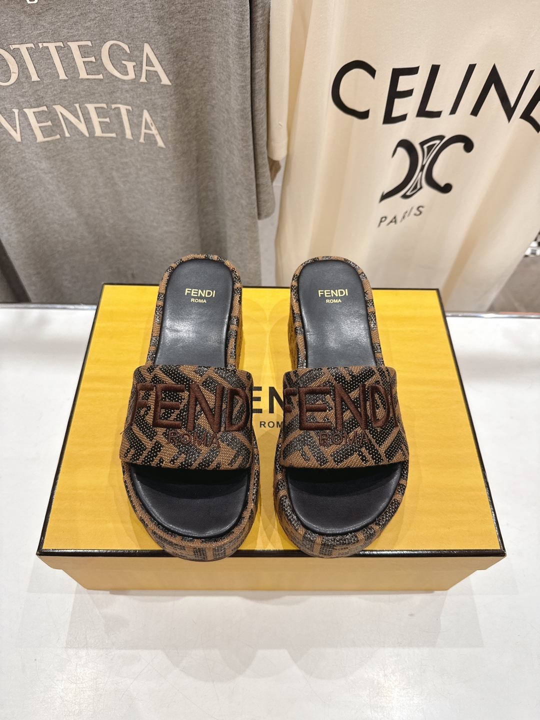 高版本出厂
 Fendi*芬迪全新力作来袭！经典爆款的坡跟懒人拖鞋，拥有顶级品质，乃是跑量爆款！请认准咱