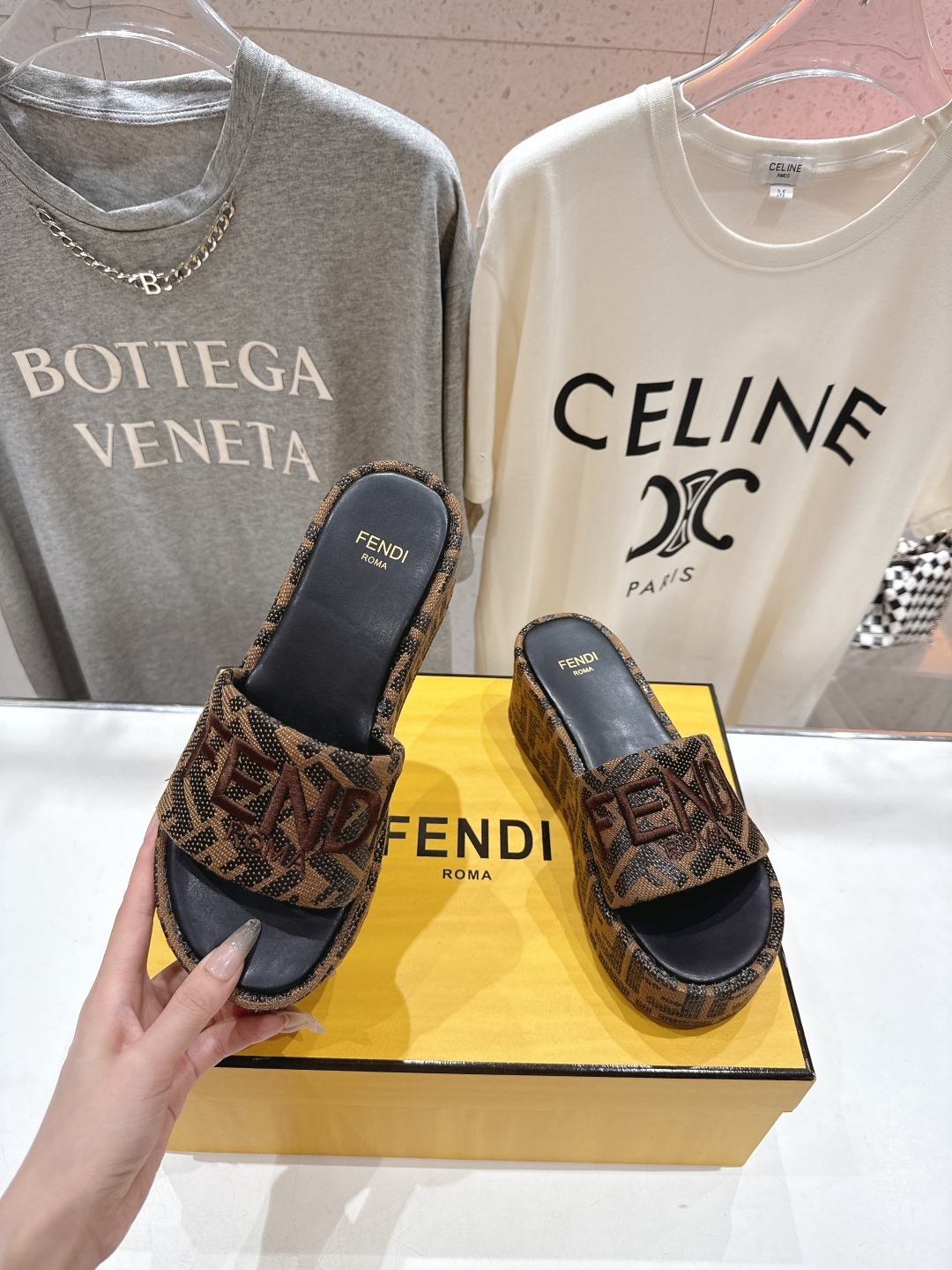 高版本出厂
 Fendi*芬迪全新力作来袭！经典爆款的坡跟懒人拖鞋，拥有顶级品质，乃是跑量爆款！请认准咱