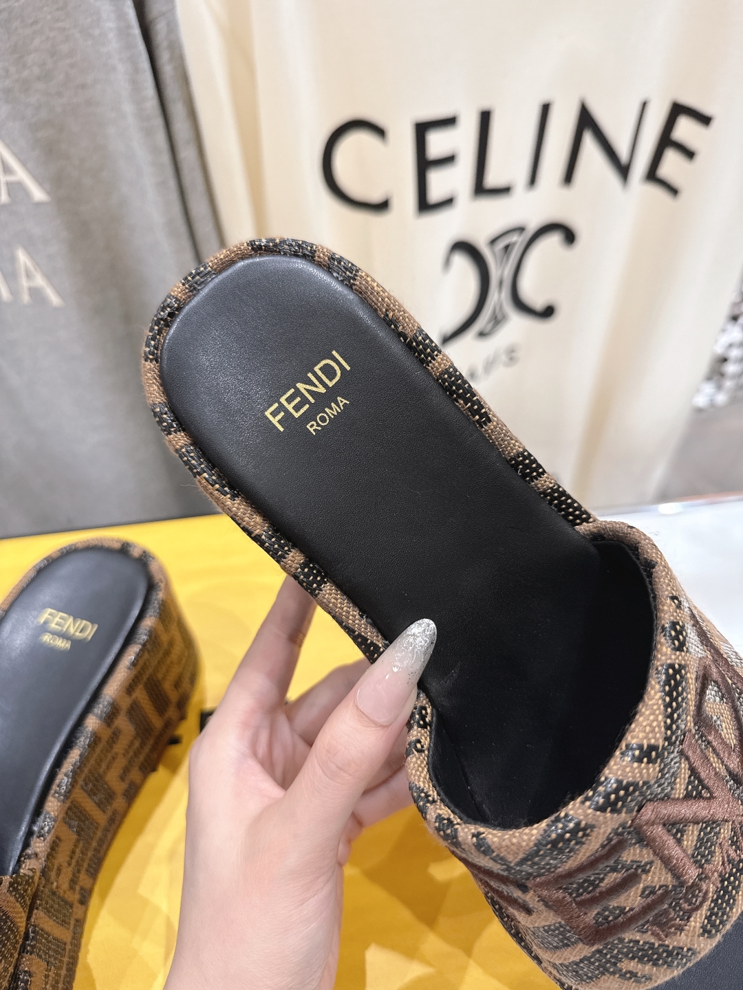 高版本出厂
 Fendi*芬迪全新力作来袭！经典爆款的坡跟懒人拖鞋，拥有顶级品质，乃是跑量爆款！请认准咱