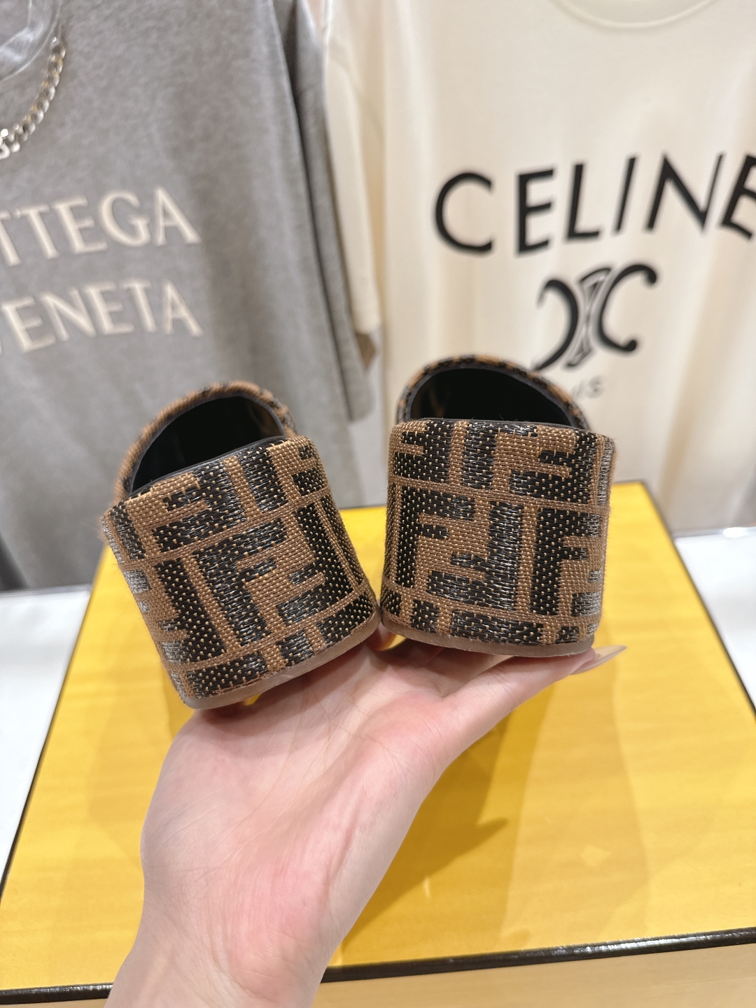 高版本出厂
 Fendi*芬迪全新力作来袭！经典爆款的坡跟懒人拖鞋，拥有顶级品质，乃是跑量爆款！请认准咱