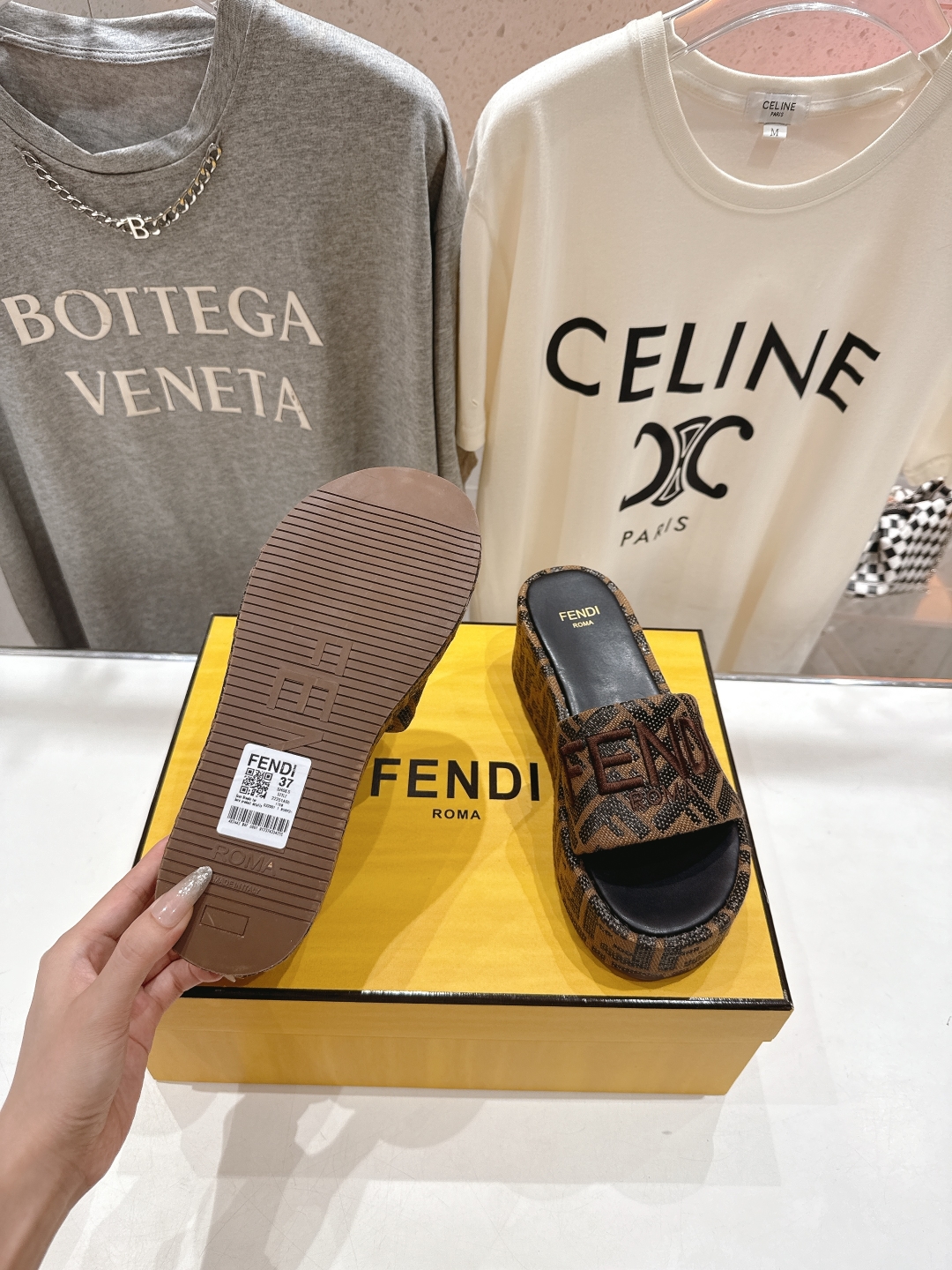 高版本出厂
 Fendi*芬迪全新力作来袭！经典爆款的坡跟懒人拖鞋，拥有顶级品质，乃是跑量爆款！请认准咱
