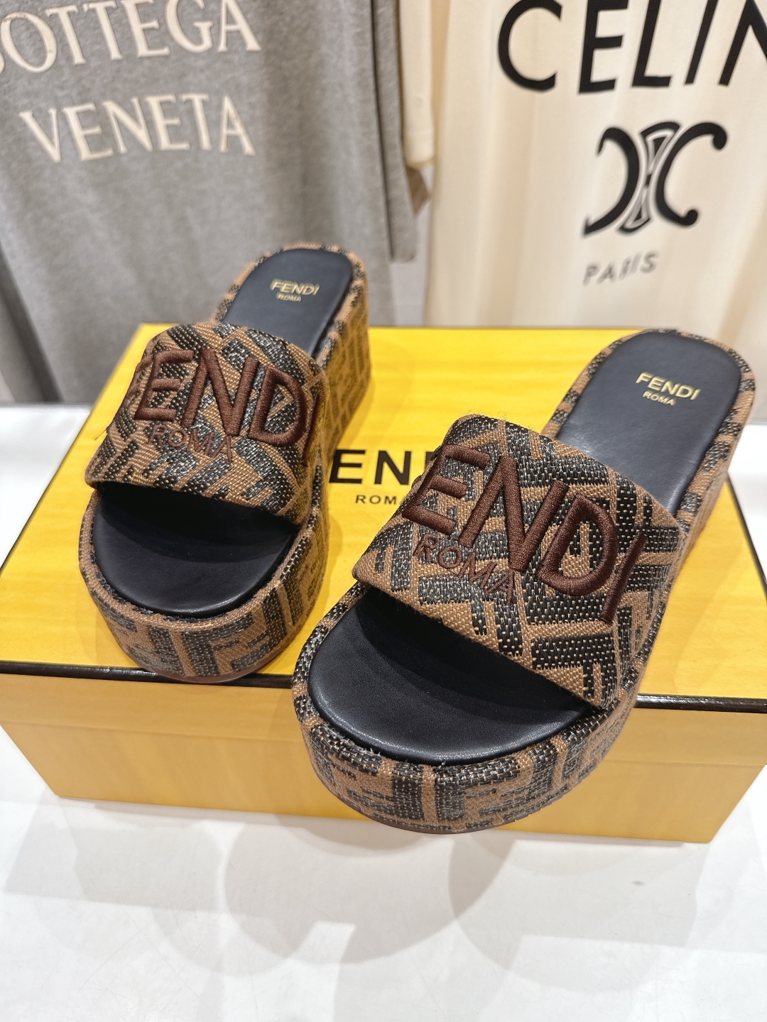 高版本出厂
 Fendi*芬迪全新力作来袭！经典爆款的坡跟懒人拖鞋，拥有顶级品质，乃是跑量爆款！请认准咱