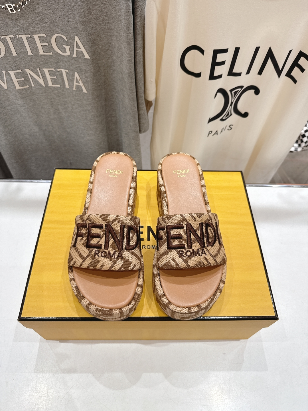 高版本出厂
 Fendi*芬迪全新力作来袭！经典爆款的坡跟懒人拖鞋，拥有顶级品质，乃是跑量爆款！请认准咱