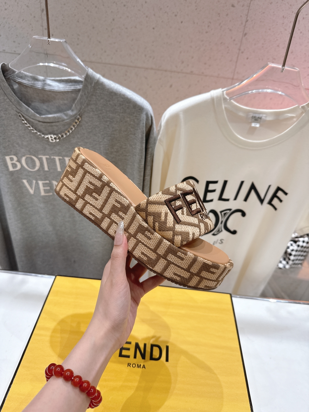 高版本出厂
 Fendi*芬迪全新力作来袭！经典爆款的坡跟懒人拖鞋，拥有顶级品质，乃是跑量爆款！请认准咱