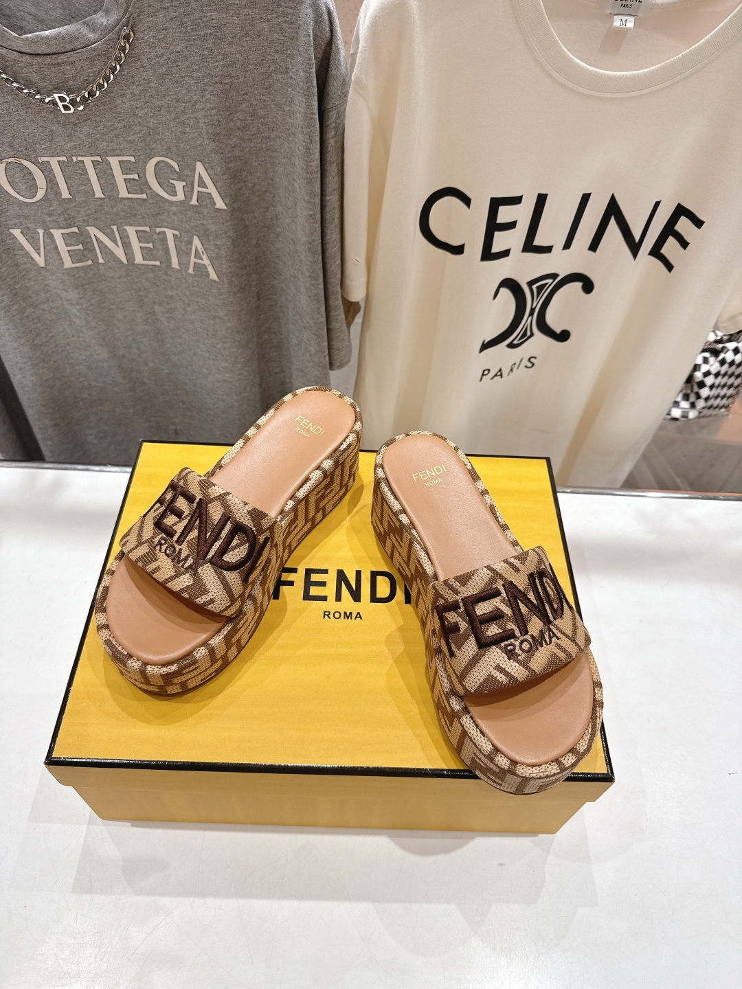 高版本出厂
 Fendi*芬迪全新力作来袭！经典爆款的坡跟懒人拖鞋，拥有顶级品质，乃是跑量爆款！请认准咱
