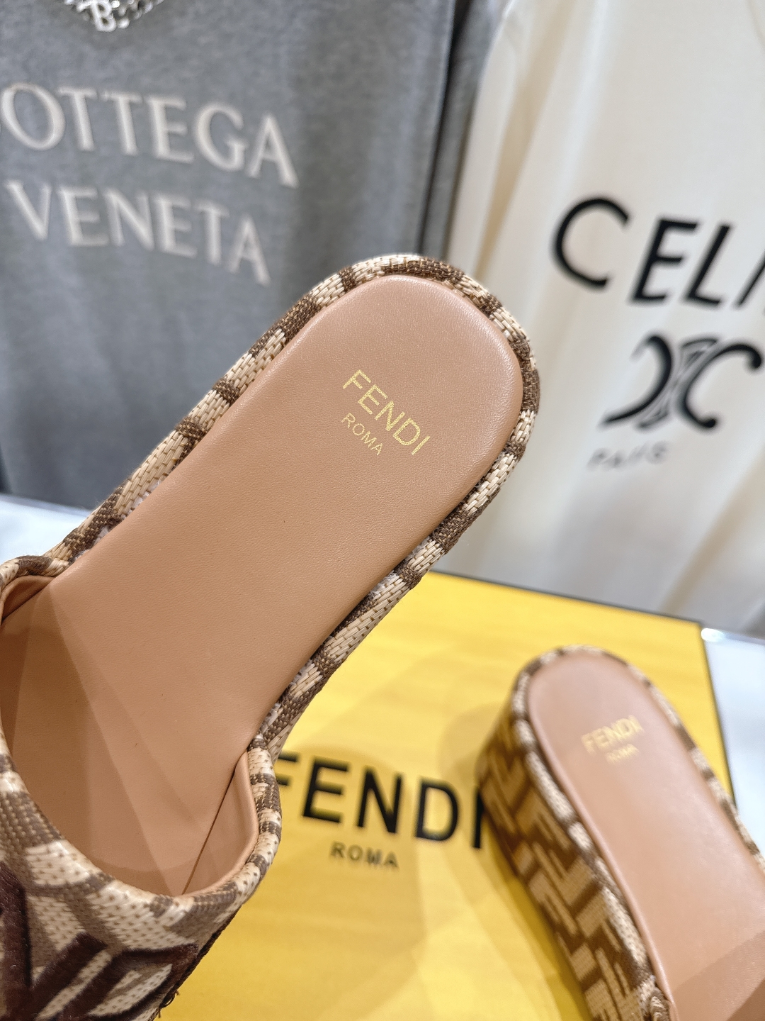 高版本出厂
 Fendi*芬迪全新力作来袭！经典爆款的坡跟懒人拖鞋，拥有顶级品质，乃是跑量爆款！请认准咱