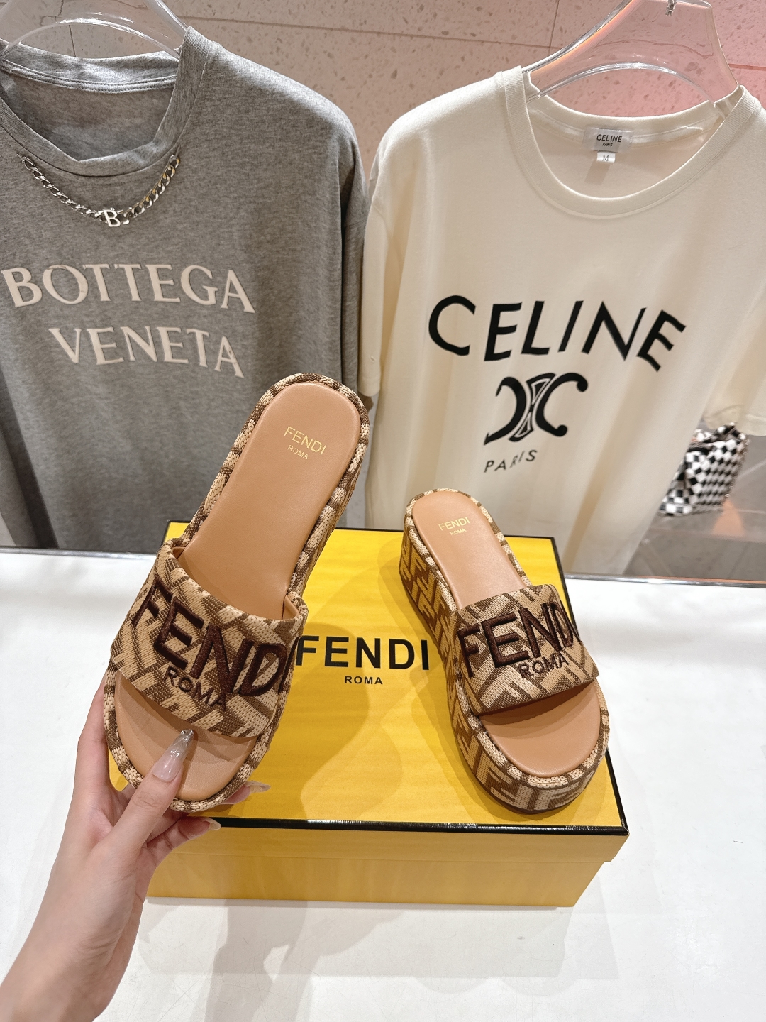 高版本出厂
 Fendi*芬迪全新力作来袭！经典爆款的坡跟懒人拖鞋，拥有顶级品质，乃是跑量爆款！请认准咱