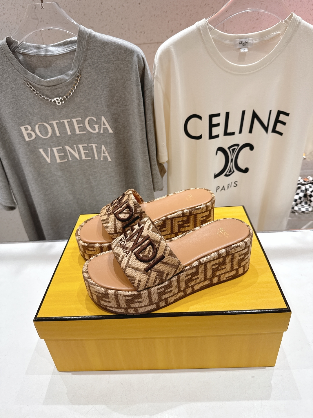 高版本出厂
 Fendi*芬迪全新力作来袭！经典爆款的坡跟懒人拖鞋，拥有顶级品质，乃是跑量爆款！请认准咱