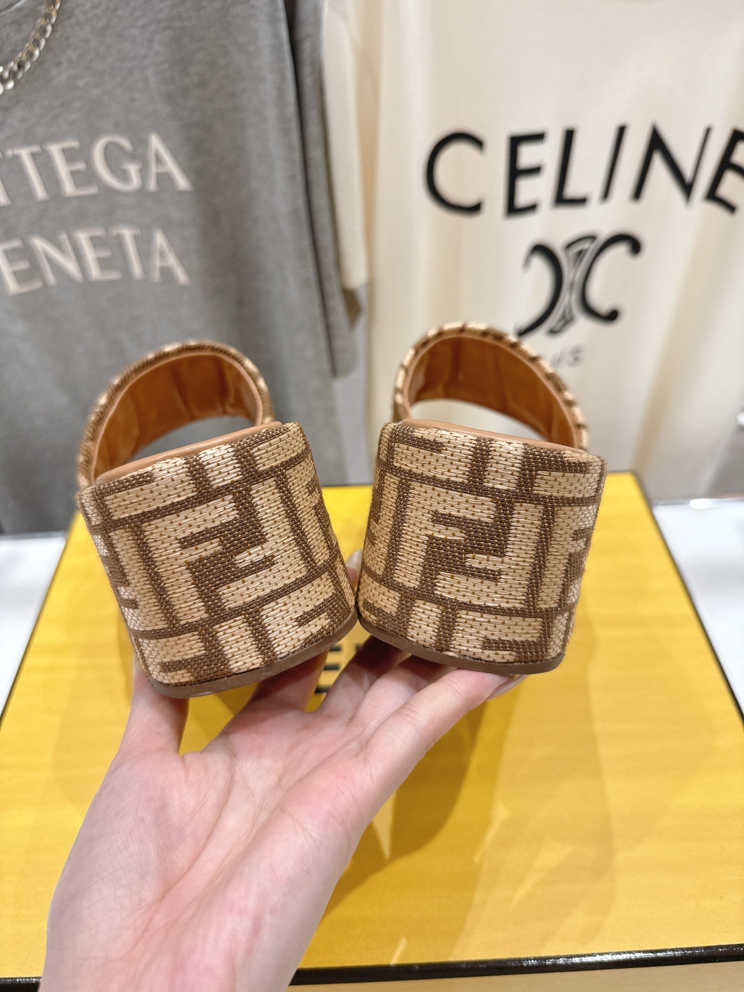 高版本出厂
 Fendi*芬迪全新力作来袭！经典爆款的坡跟懒人拖鞋，拥有顶级品质，乃是跑量爆款！请认准咱