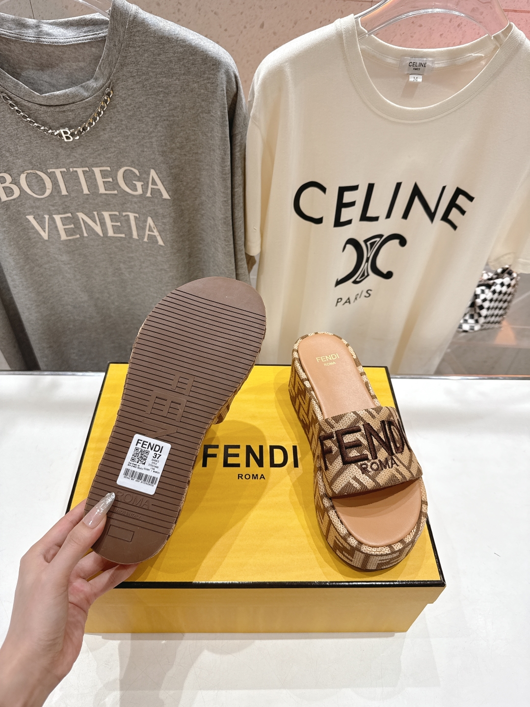 高版本出厂
 Fendi*芬迪全新力作来袭！经典爆款的坡跟懒人拖鞋，拥有顶级品质，乃是跑量爆款！请认准咱