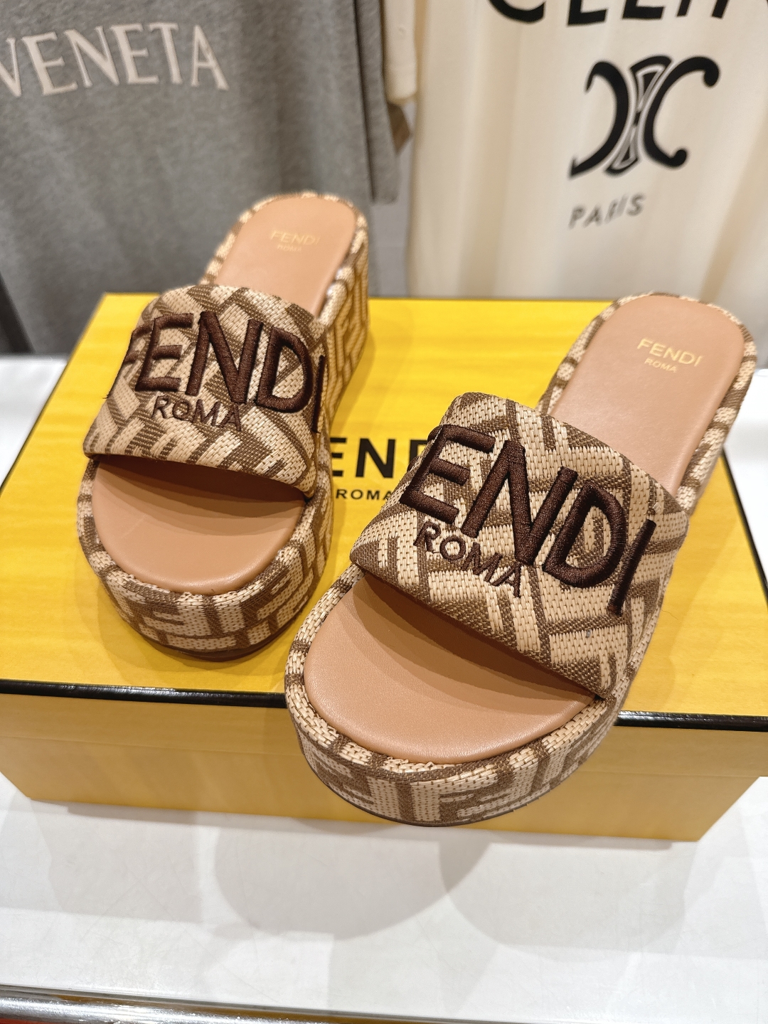 高版本出厂
 Fendi*芬迪全新力作来袭！经典爆款的坡跟懒人拖鞋，拥有顶级品质，乃是跑量爆款！请认准咱