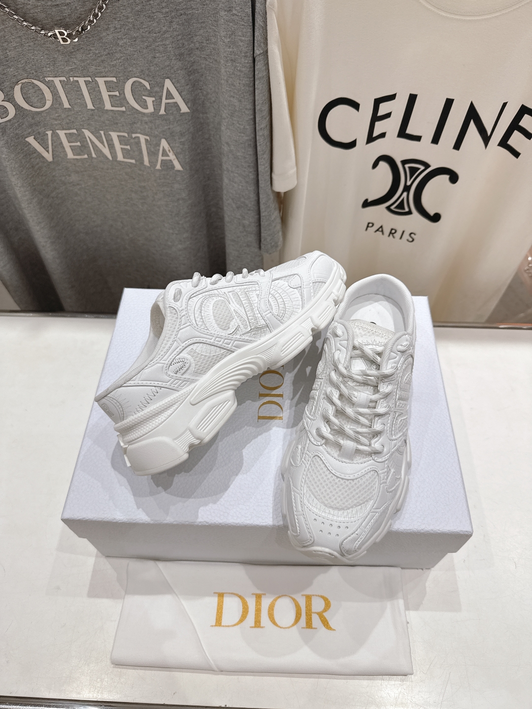 市场高版本
   Dior/迪奥D家 vibe半拖休闲运动鞋新款发布的标志性款式，融入d家高定精神诠释经