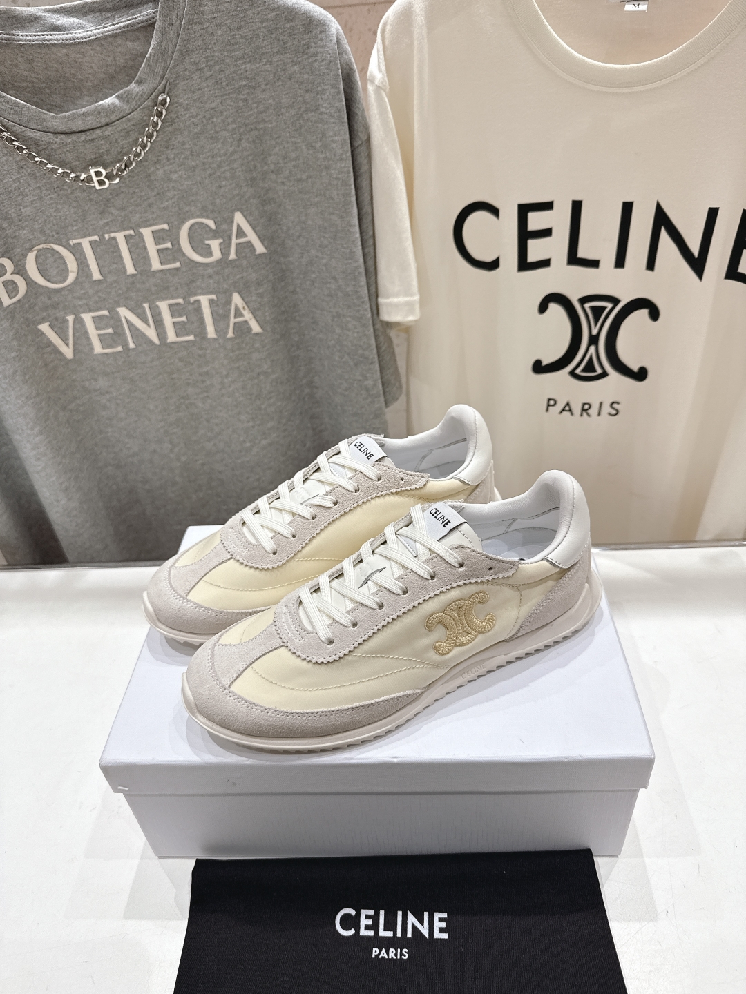 高版本出厂  
 CELINE*思琳赛琳 2025ss新款徽标系带休闲运动鞋轻便跑步鞋 小白鞋
简单舒服