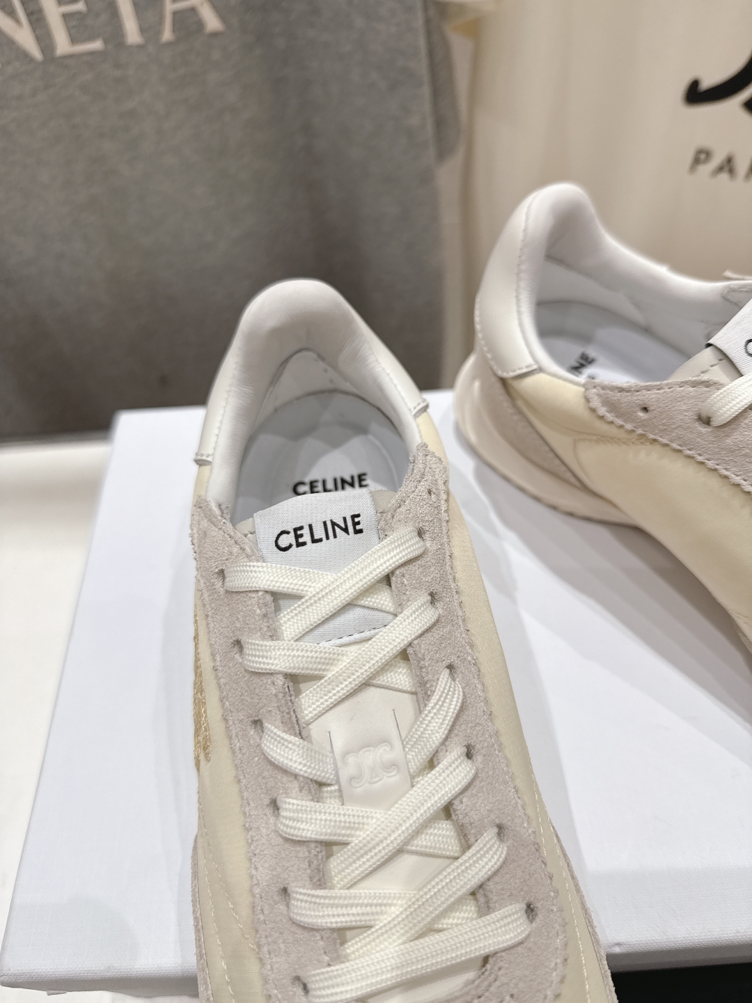 高版本出厂  
 CELINE*思琳赛琳 2025ss新款徽标系带休闲运动鞋轻便跑步鞋 小白鞋
简单舒服