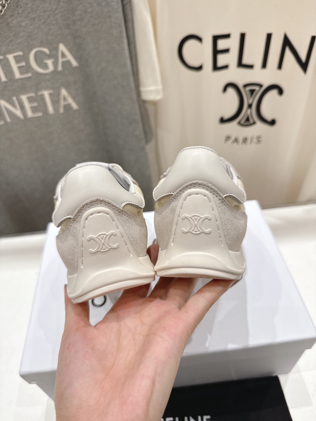 高版本出厂  
 CELINE*思琳赛琳 2025ss新款徽标系带休闲运动鞋轻便跑步鞋 小白鞋
简单舒服
