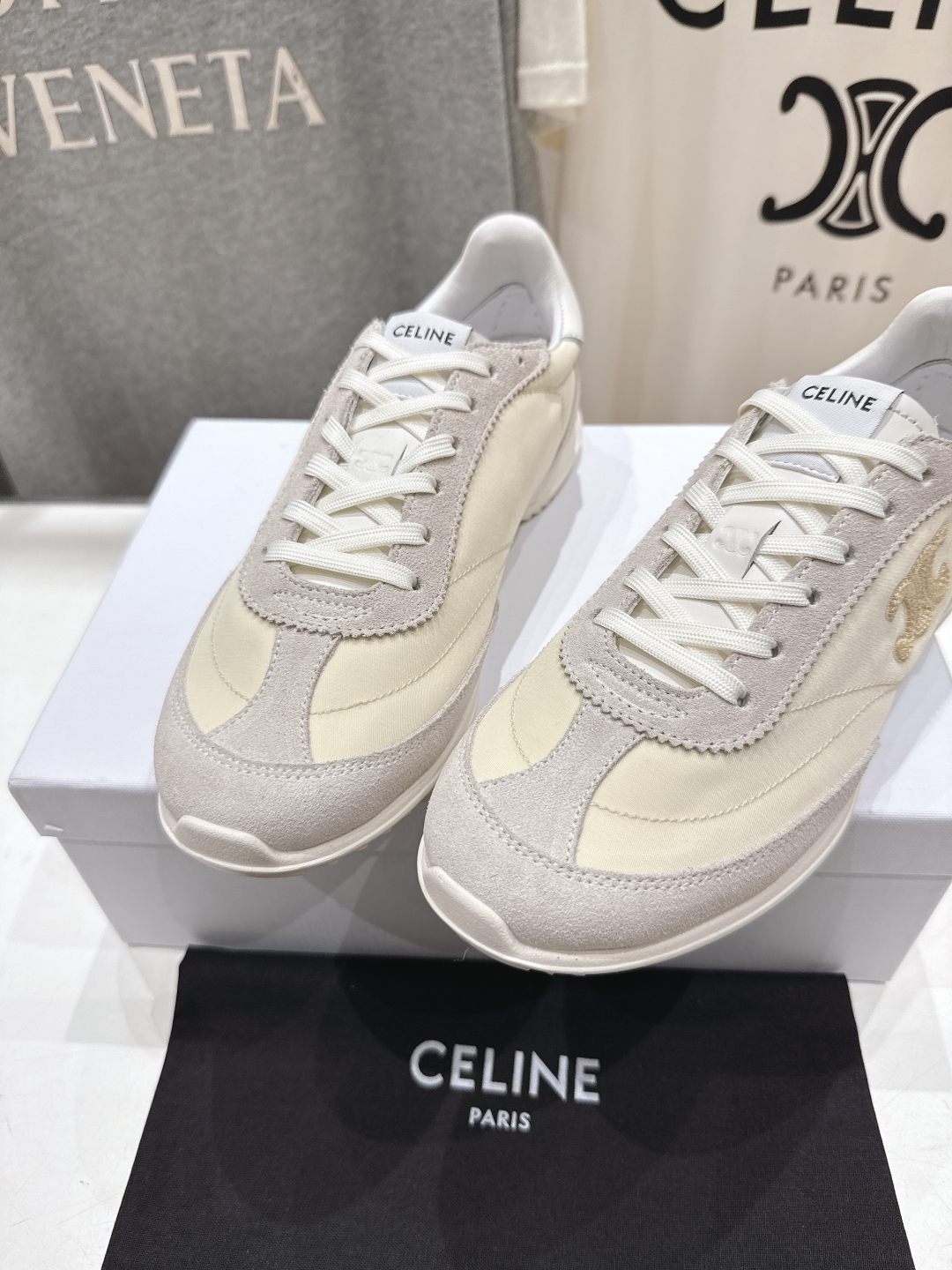 高版本出厂  
 CELINE*思琳赛琳 2025ss新款徽标系带休闲运动鞋轻便跑步鞋 小白鞋
简单舒服