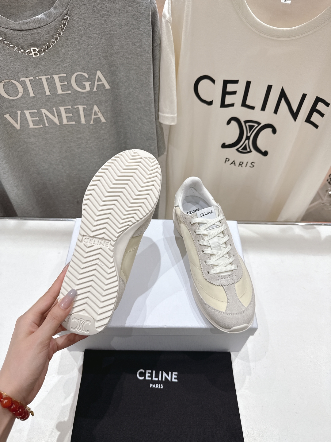 高版本出厂  
 CELINE*思琳赛琳 2025ss新款徽标系带休闲运动鞋轻便跑步鞋 小白鞋
简单舒服