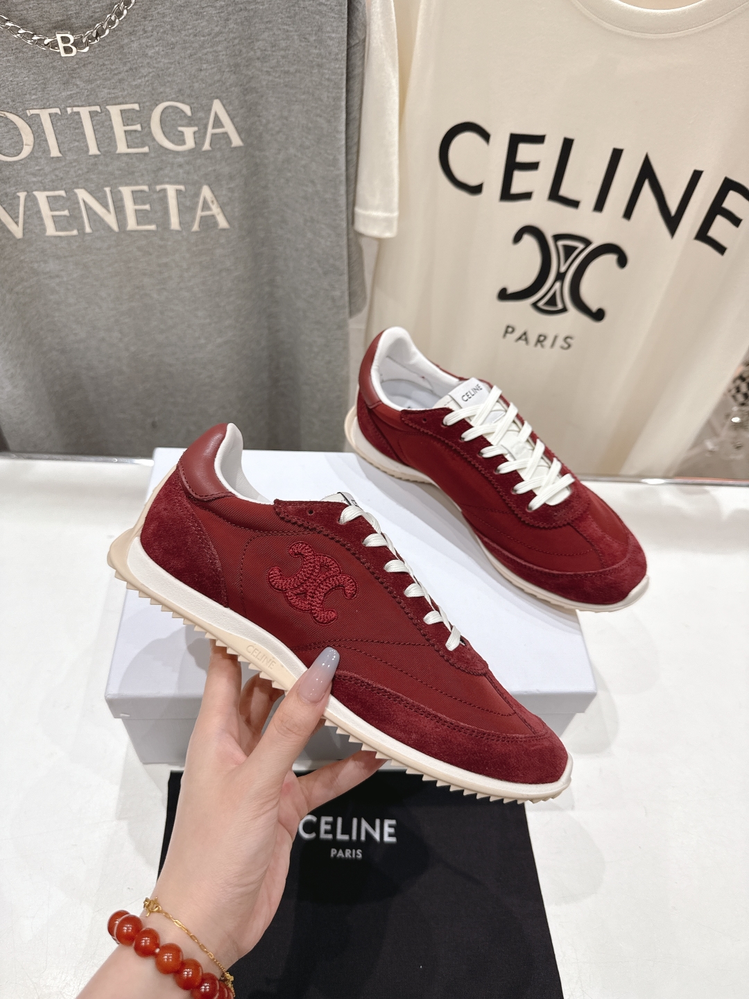 高版本出厂  
 CELINE*思琳赛琳 2025ss新款徽标系带休闲运动鞋轻便跑步鞋 小白鞋
简单舒服