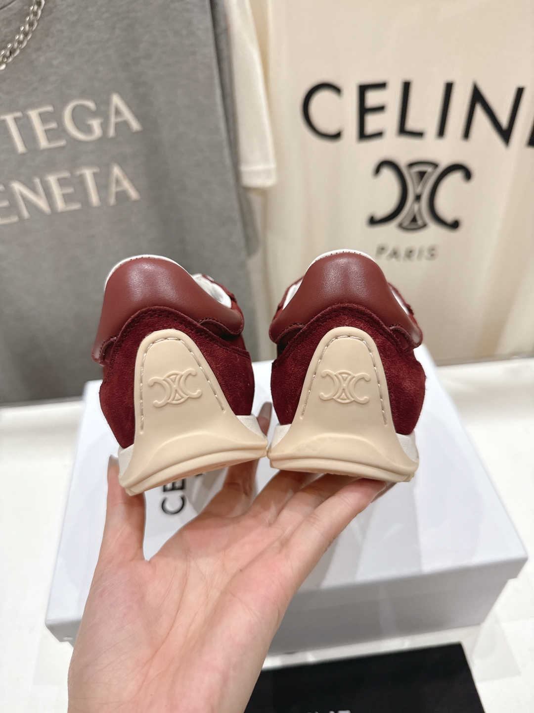 高版本出厂  
 CELINE*思琳赛琳 2025ss新款徽标系带休闲运动鞋轻便跑步鞋 小白鞋
简单舒服