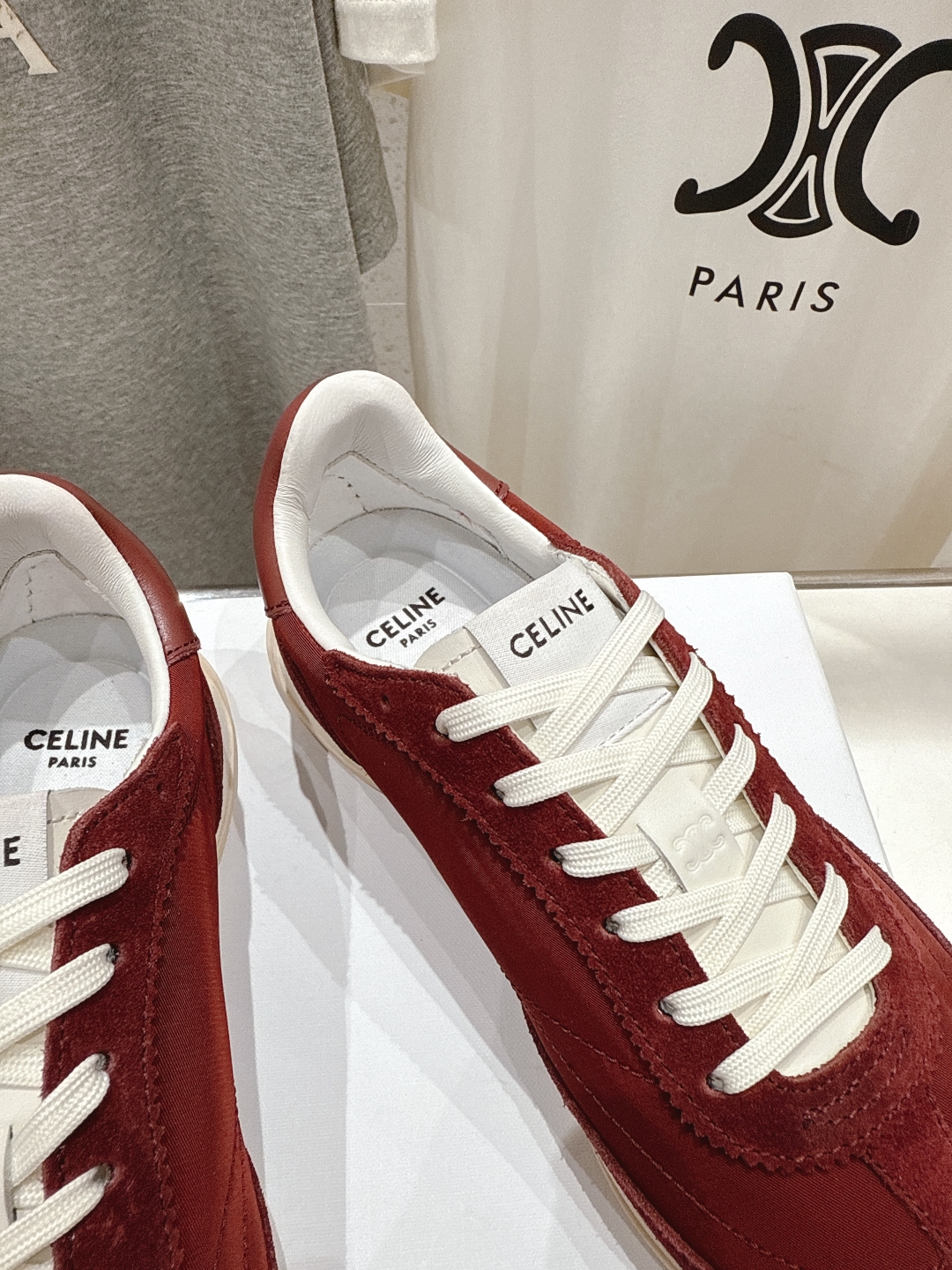高版本出厂  
 CELINE*思琳赛琳 2025ss新款徽标系带休闲运动鞋轻便跑步鞋 小白鞋
简单舒服