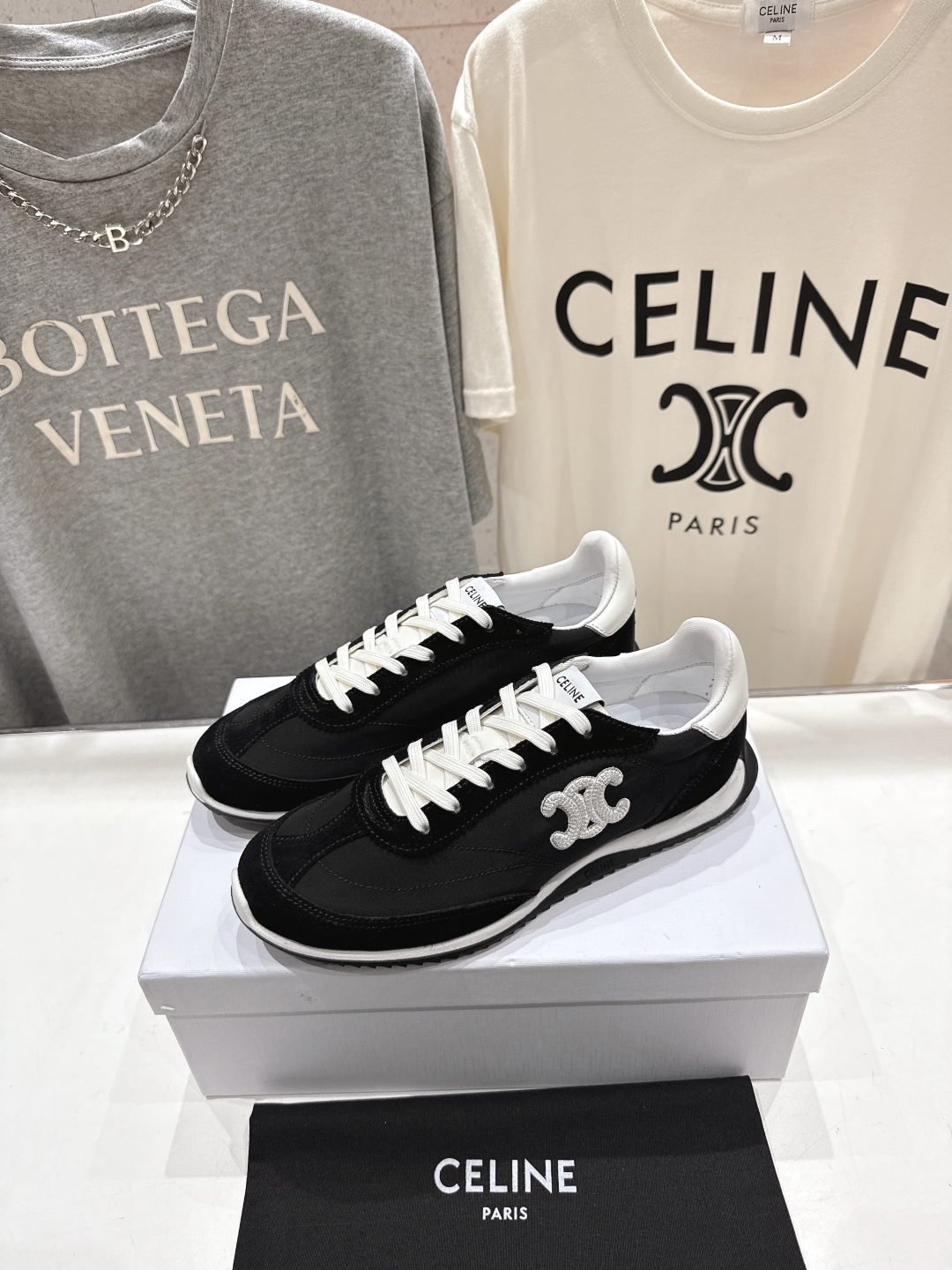 高版本出厂  
 CELINE*思琳赛琳 2025ss新款徽标系带休闲运动鞋轻便跑步鞋 小白鞋
简单舒服