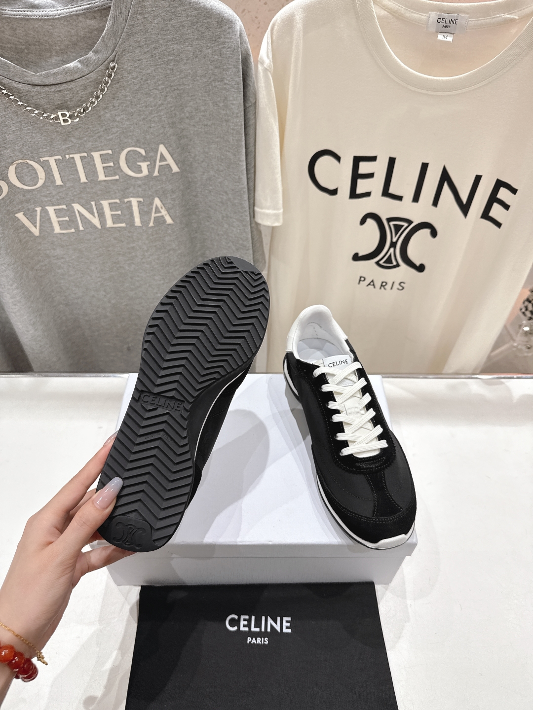 高版本出厂  
 CELINE*思琳赛琳 2025ss新款徽标系带休闲运动鞋轻便跑步鞋 小白鞋
简单舒服