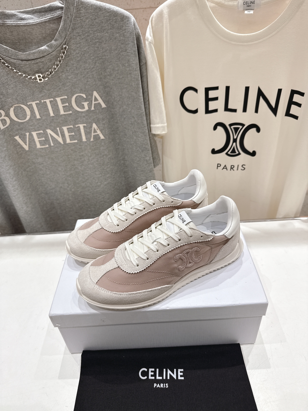 高版本出厂  
 CELINE*思琳赛琳 2025ss新款徽标系带休闲运动鞋轻便跑步鞋 小白鞋
简单舒服