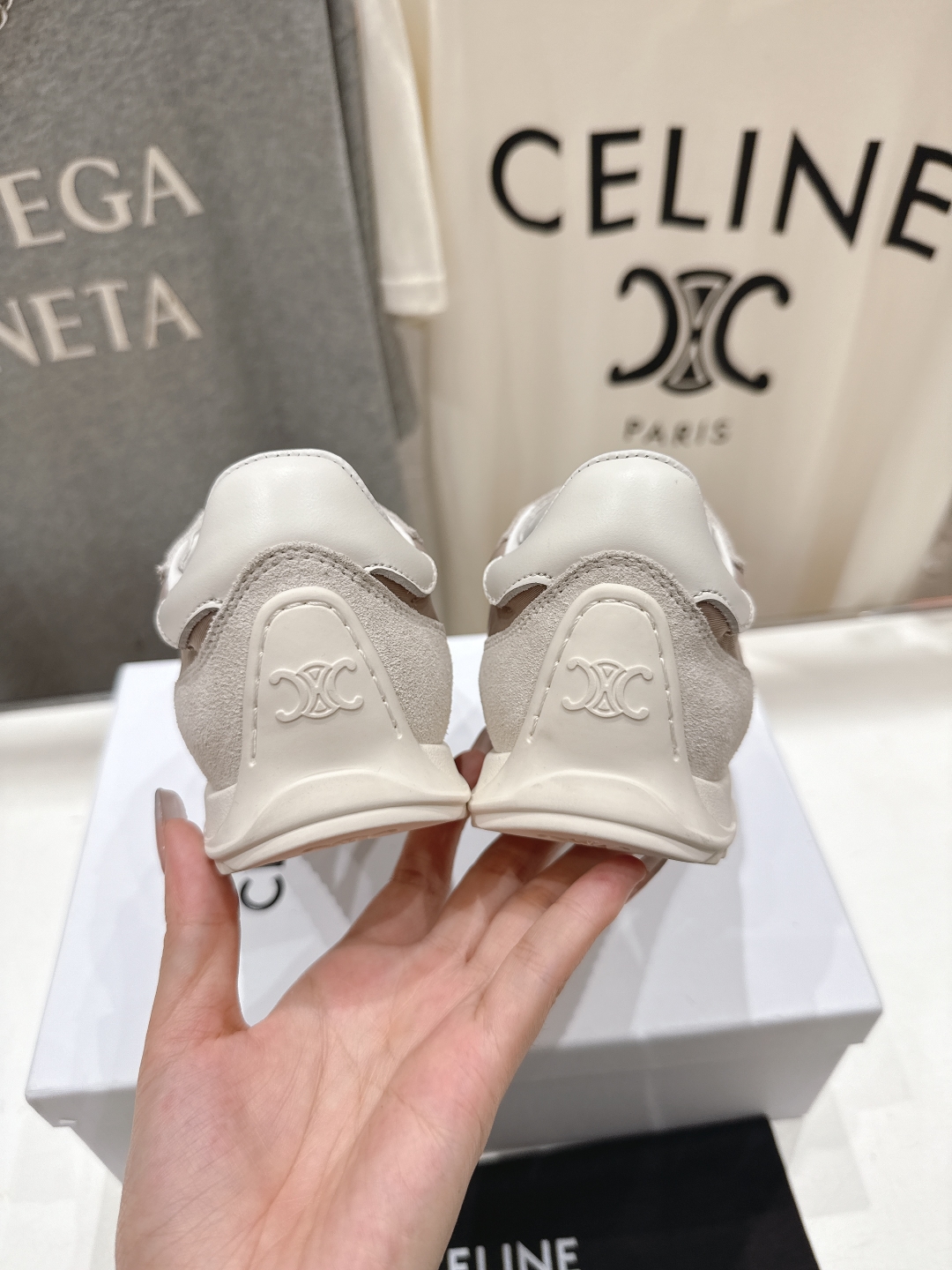 高版本出厂  
 CELINE*思琳赛琳 2025ss新款徽标系带休闲运动鞋轻便跑步鞋 小白鞋
简单舒服