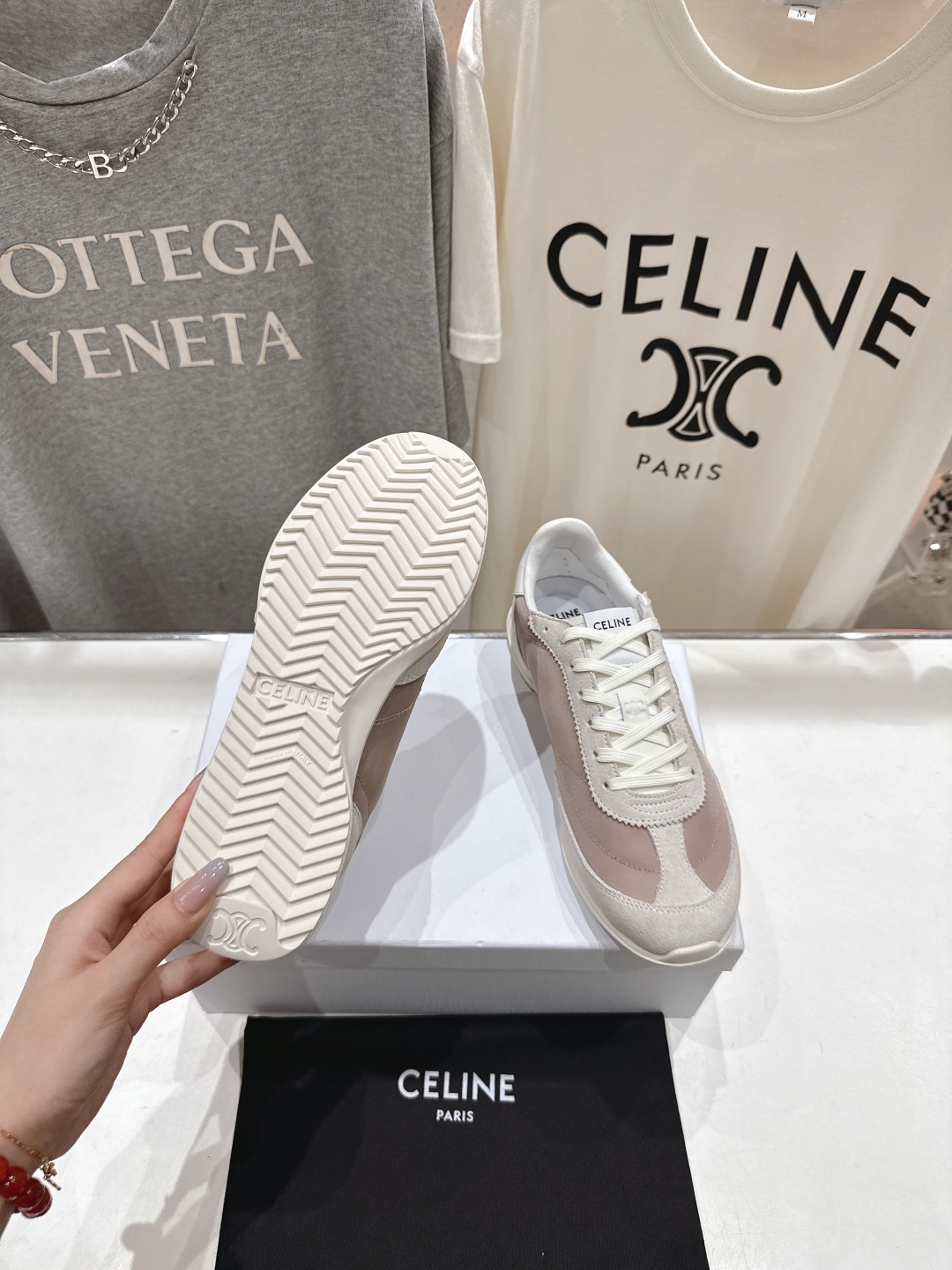 高版本出厂  
 CELINE*思琳赛琳 2025ss新款徽标系带休闲运动鞋轻便跑步鞋 小白鞋
简单舒服