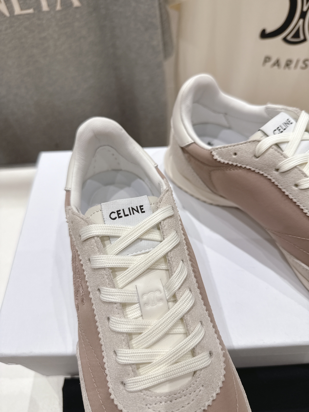 高版本出厂  
 CELINE*思琳赛琳 2025ss新款徽标系带休闲运动鞋轻便跑步鞋 小白鞋
简单舒服