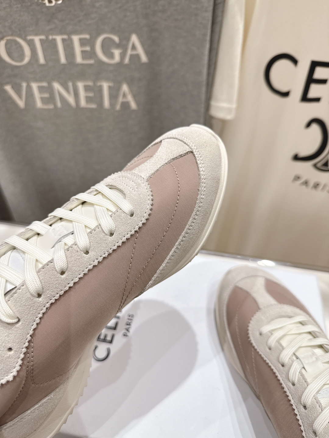 高版本出厂  
 CELINE*思琳赛琳 2025ss新款徽标系带休闲运动鞋轻便跑步鞋 小白鞋
简单舒服