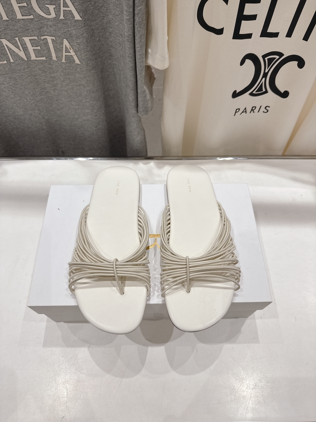 高版本出厂
  the row 2025ss夏季爆款简约平底拖鞋
非常舒服的平底夹脚拖鞋，极简设计理念，