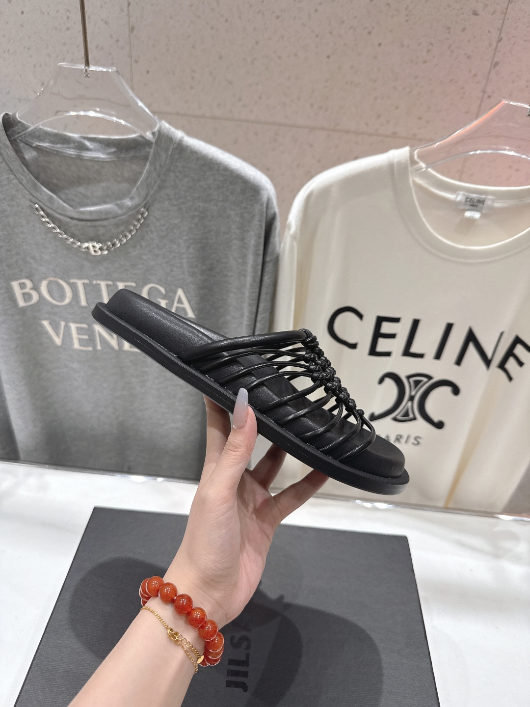 高版本出厂
 JIL SANDER/吉尔桑达 25ss最新编织皮网沙滩平底拖鞋
🩶🤍💛 jennie演唱