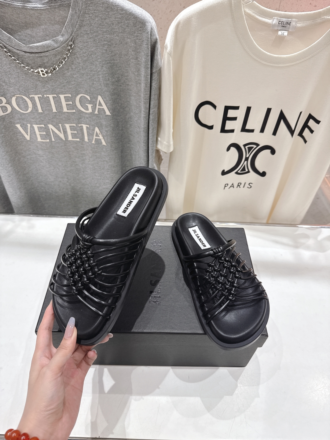 高版本出厂
 JIL SANDER/吉尔桑达 25ss最新编织皮网沙滩平底拖鞋
🩶🤍💛 jennie演唱
