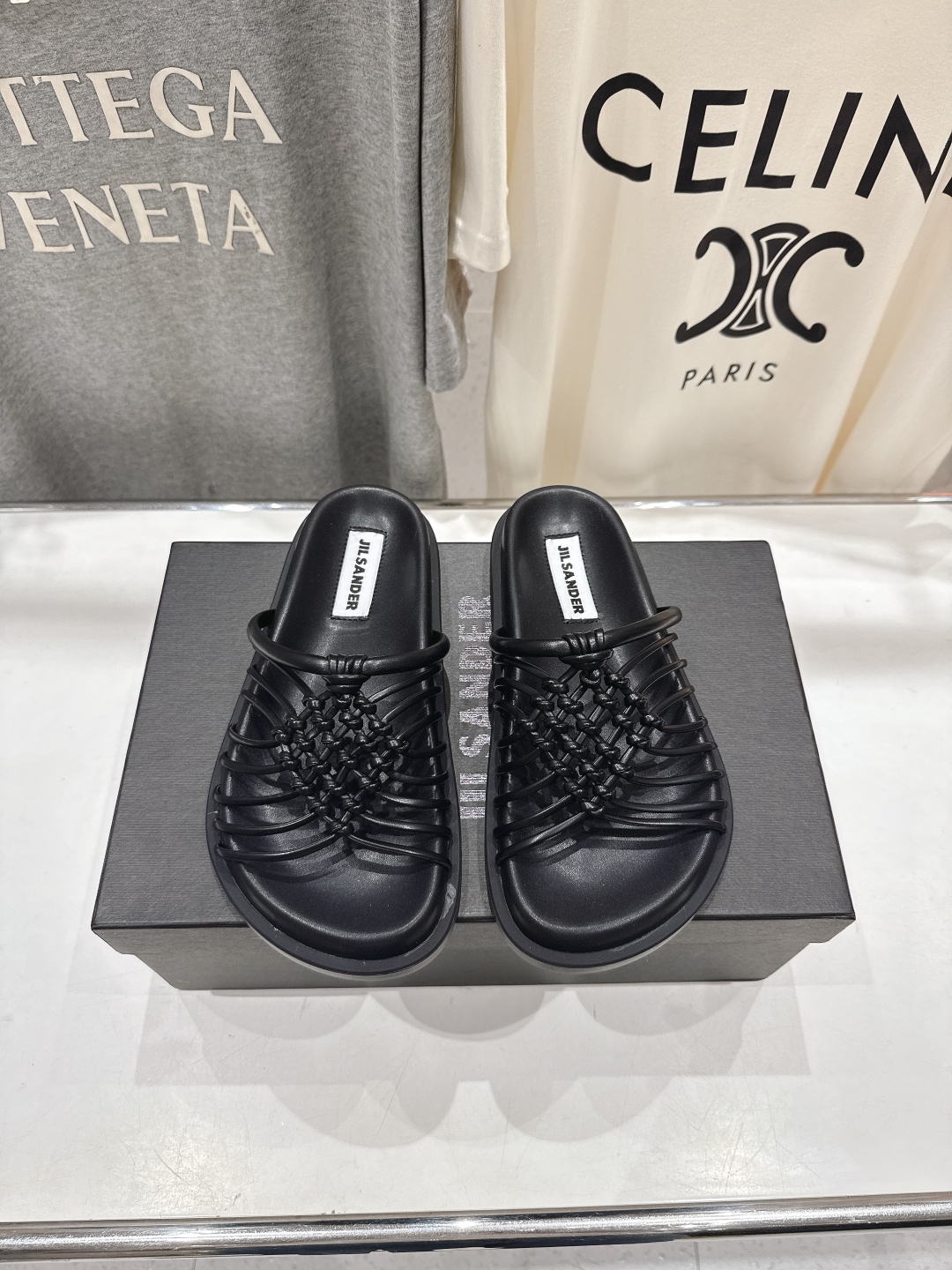 高版本出厂
 JIL SANDER/吉尔桑达 25ss最新编织皮网沙滩平底拖鞋
🩶🤍💛 jennie演唱
