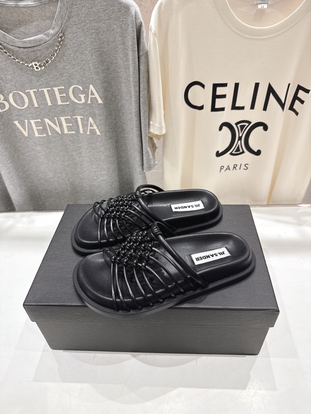 高版本出厂
 JIL SANDER/吉尔桑达 25ss最新编织皮网沙滩平底拖鞋
🩶🤍💛 jennie演唱