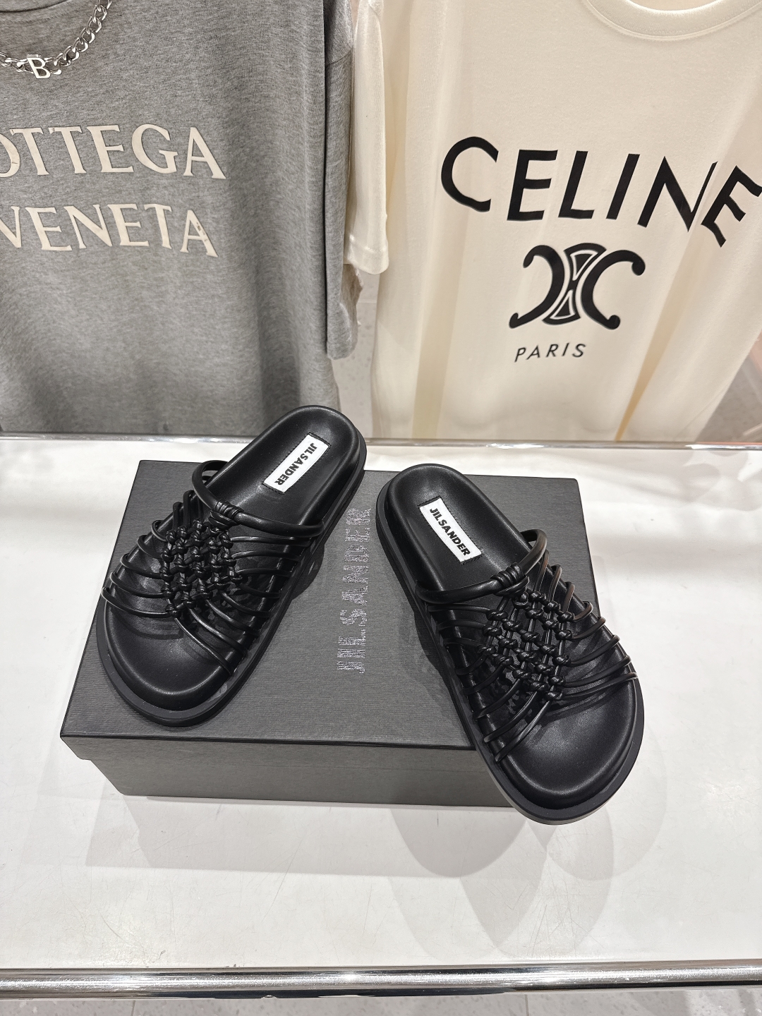 高版本出厂
 JIL SANDER/吉尔桑达 25ss最新编织皮网沙滩平底拖鞋
🩶🤍💛 jennie演唱