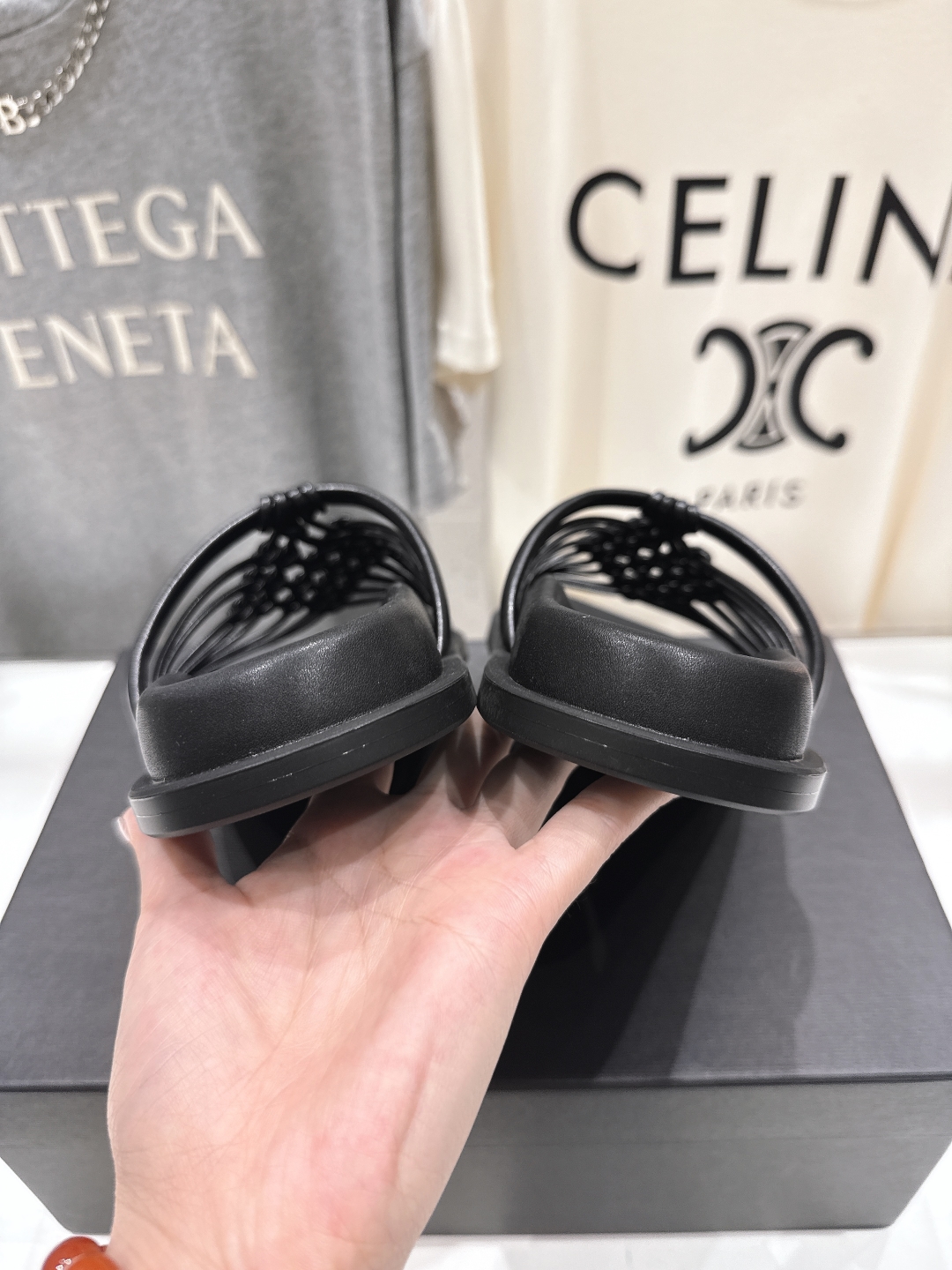高版本出厂
 JIL SANDER/吉尔桑达 25ss最新编织皮网沙滩平底拖鞋
🩶🤍💛 jennie演唱