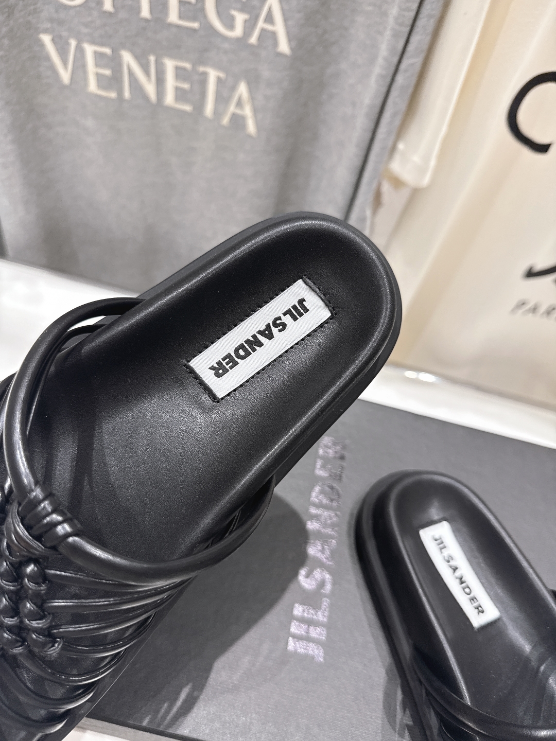 高版本出厂
 JIL SANDER/吉尔桑达 25ss最新编织皮网沙滩平底拖鞋
🩶🤍💛 jennie演唱
