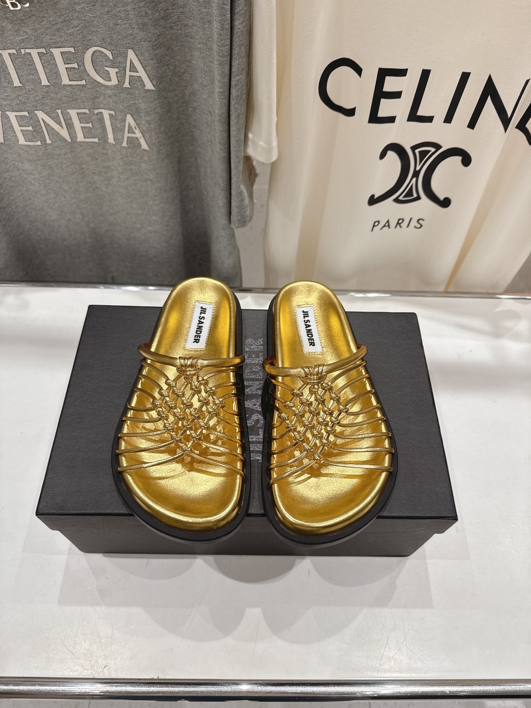 高版本出厂
 JIL SANDER/吉尔桑达 25ss最新编织皮网沙滩平底拖鞋
🩶🤍💛 jennie演唱