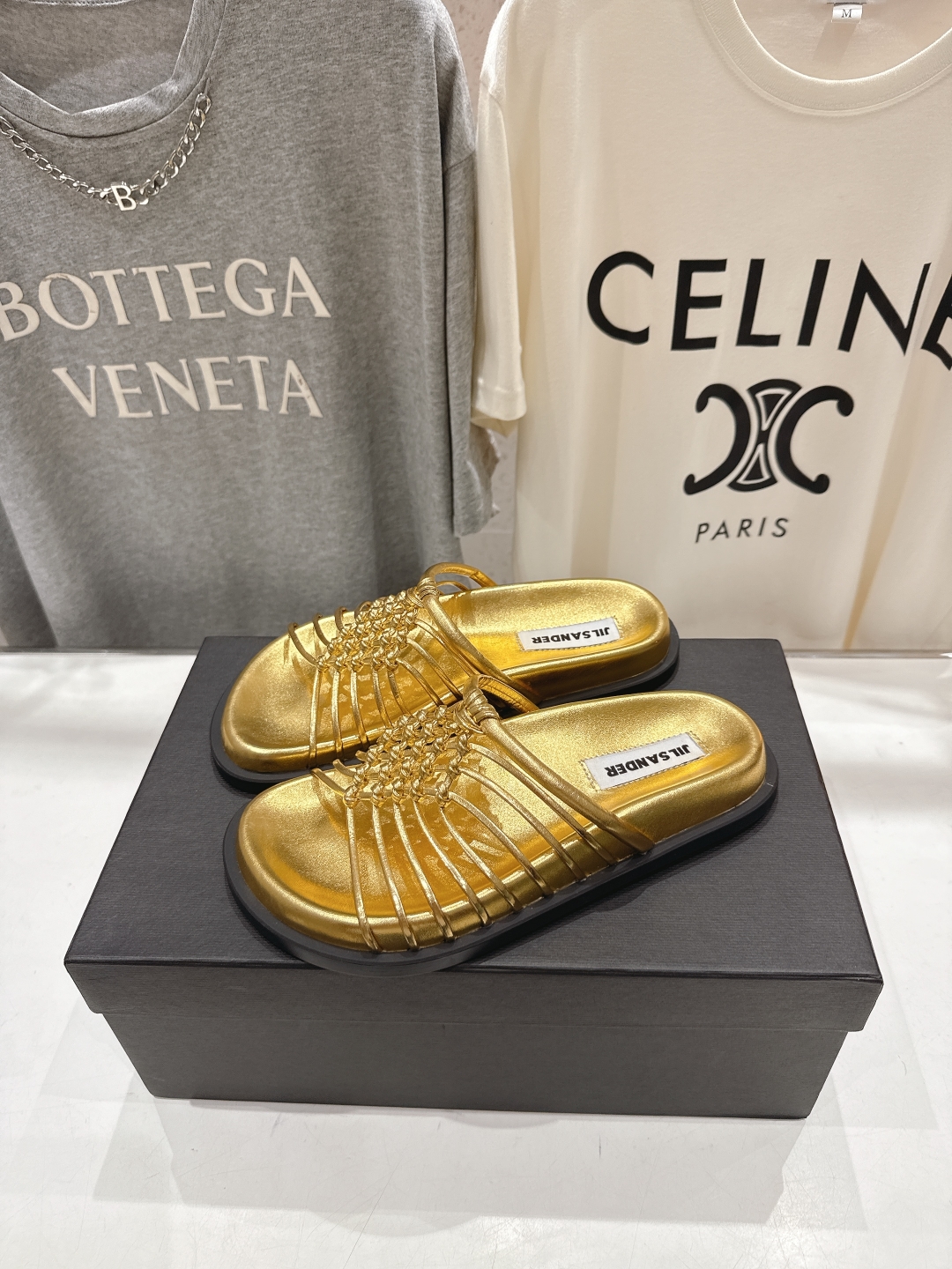 高版本出厂
 JIL SANDER/吉尔桑达 25ss最新编织皮网沙滩平底拖鞋
🩶🤍💛 jennie演唱