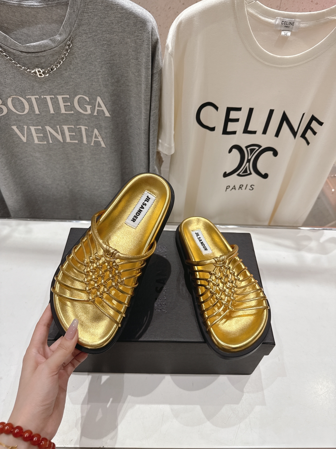 高版本出厂
 JIL SANDER/吉尔桑达 25ss最新编织皮网沙滩平底拖鞋
🩶🤍💛 jennie演唱